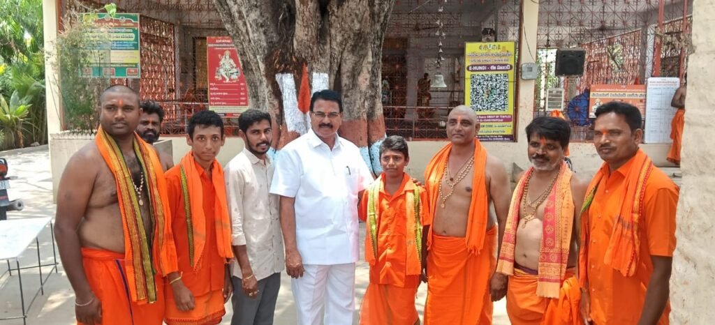 చింతల ఆంజనేయ స్వామి సన్నిధిలో ప్రత్యేక పూజలు నిర్వహించి ఆశీస్సులు పొందిన మాజీ మంత్రి సింగిరెడ్డి నిరంజన్ రెడ్డి whatsapp image 2026 04 21 at 2.34.02 pm
