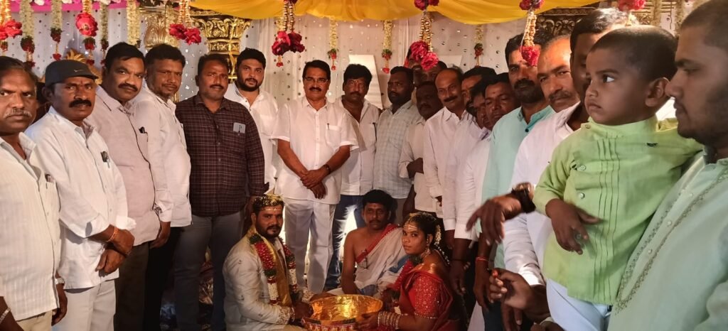 వివాహానికి హాజరై నూతన వధూవరులను అక్షింతలు వేసి ఆశీర్వదించిన మాజీ మంత్రి సింగిరెడ్డి నిరంజన్ రెడ్డి whatsapp image 2026 04 29 at 2.01.22 pm