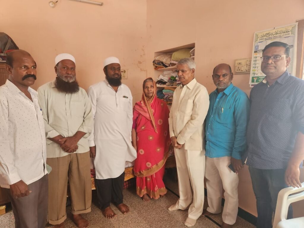 జానీమియా(బ్రాడ్ వే టైలర్)కుటుంబ సభ్యులను పరామర్శించిన రావుల whatsapp image 2026 04 29 at 3.05.50 pm