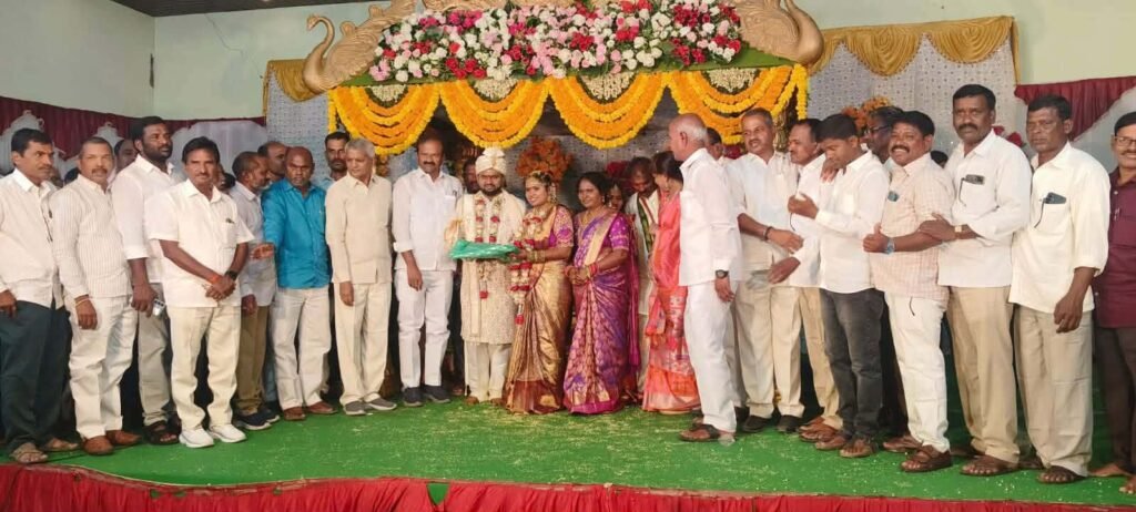 వివాహానికి హాజరై నూతన వధూవరులను అక్షింతలు వేసి ఆశీర్వదించిన రావుల చంద్రశేఖర్ రెడ్డి whatsapp image 2026 04 29 at 3.41.43 pm